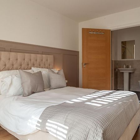 Modern 3 Bedroom House With Parking Bath Eksteriør bilde