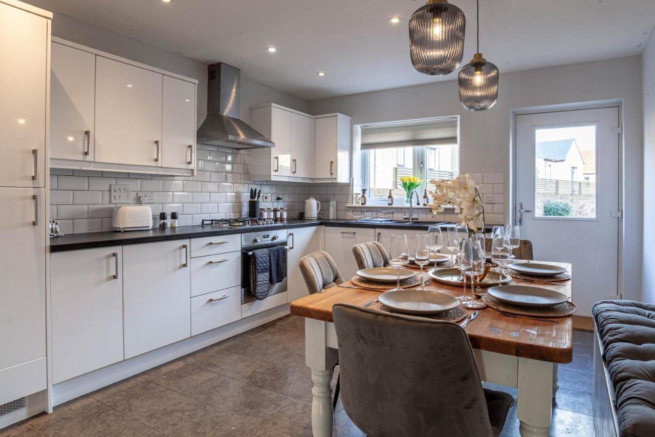 Modern 3 Bedroom House With Parking Bath Eksteriør bilde