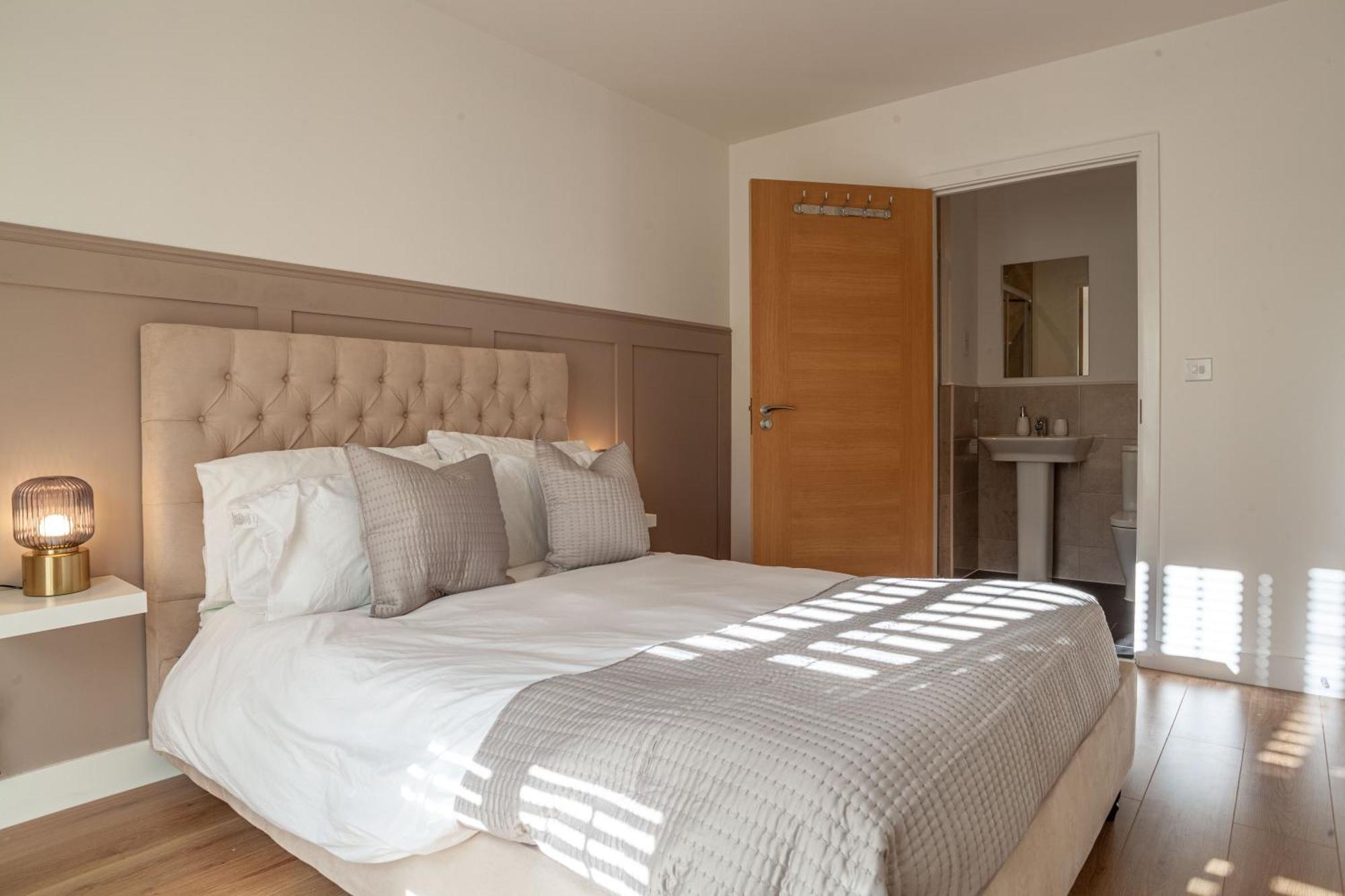 Modern 3 Bedroom House With Parking Bath Eksteriør bilde
