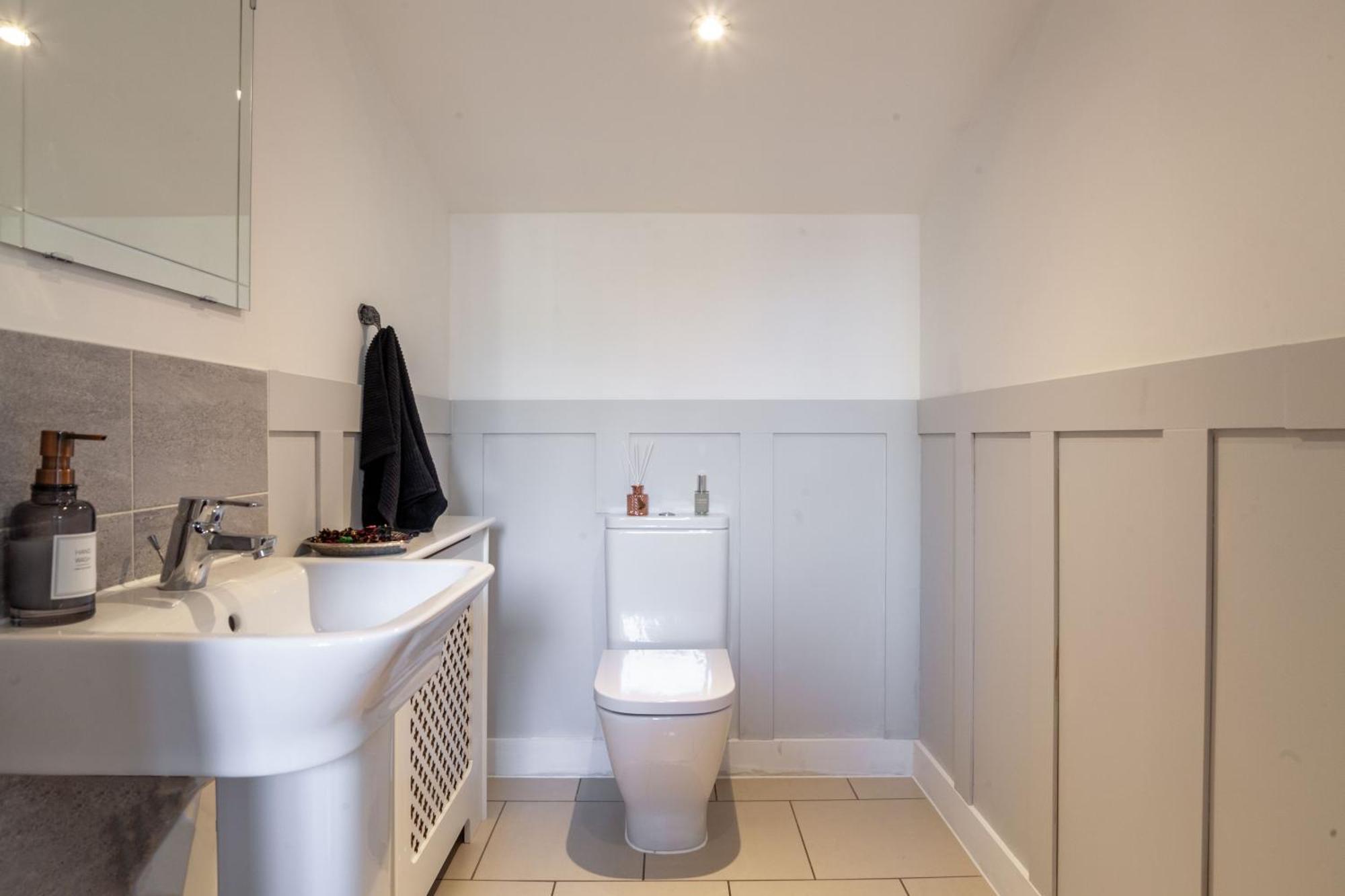 Modern 3 Bedroom House With Parking Bath Eksteriør bilde